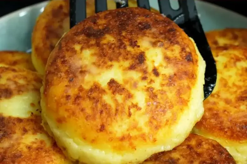 Thunfisch-Patties und goldene Kartoffeln auf einem Pfannenwender, servierfertig.